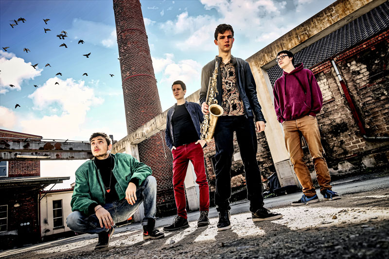 The Jakob Manz Project vor Industriekulisse