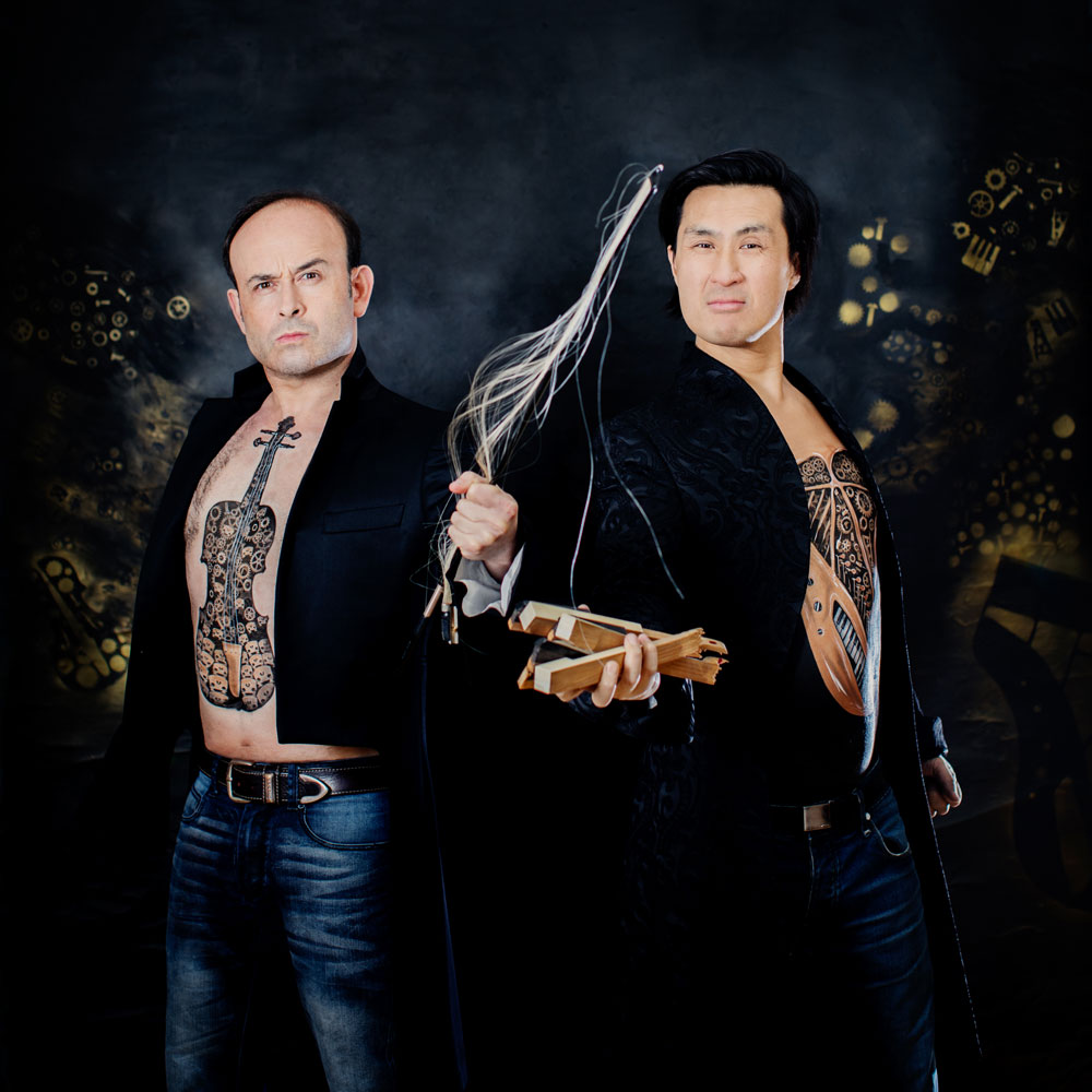 Igudesman & Joo posieren mit aufgerissenen Hemden und entblößen ihre Bauch-Tattoos