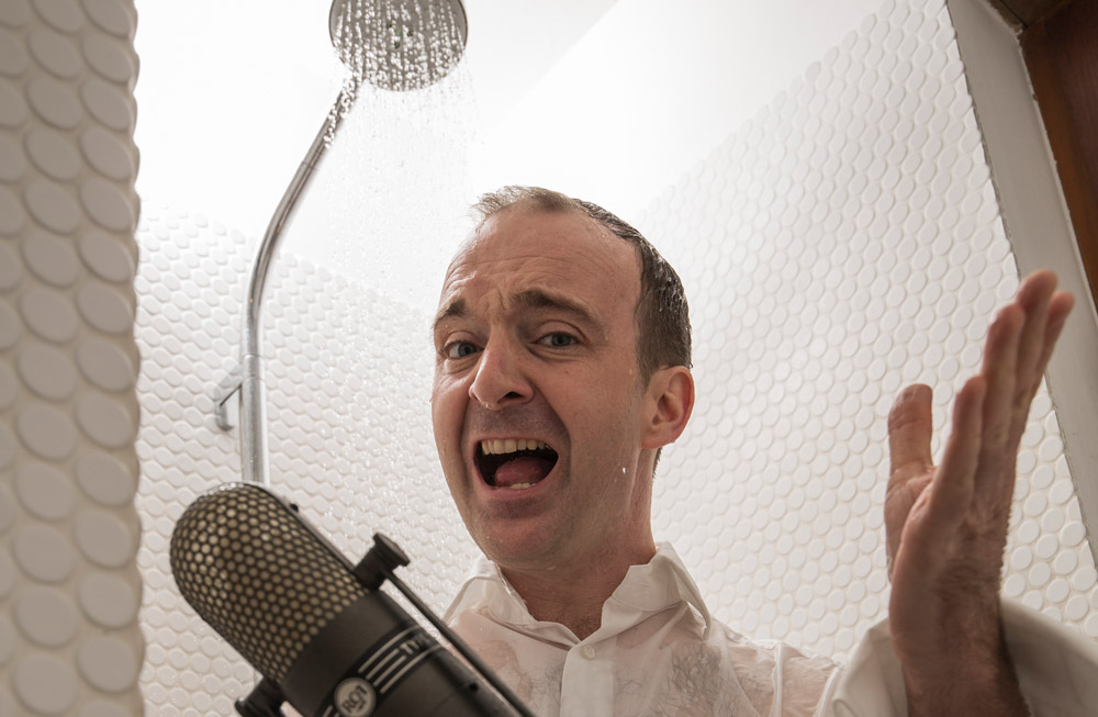 Patrick Bopp singt im Hemd unter der Dusche