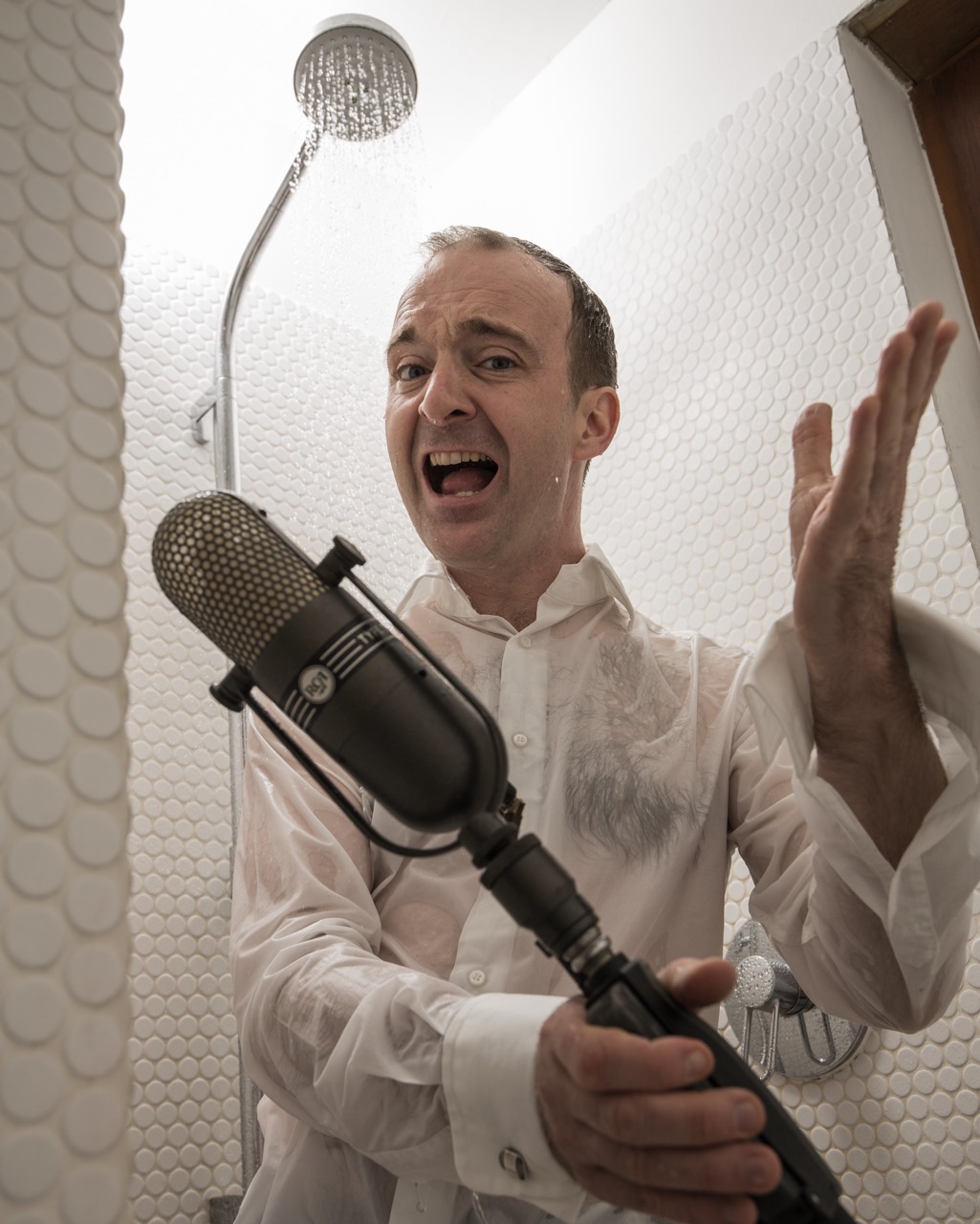 Patrick Bopp singt im Hemd unter der Dusche
