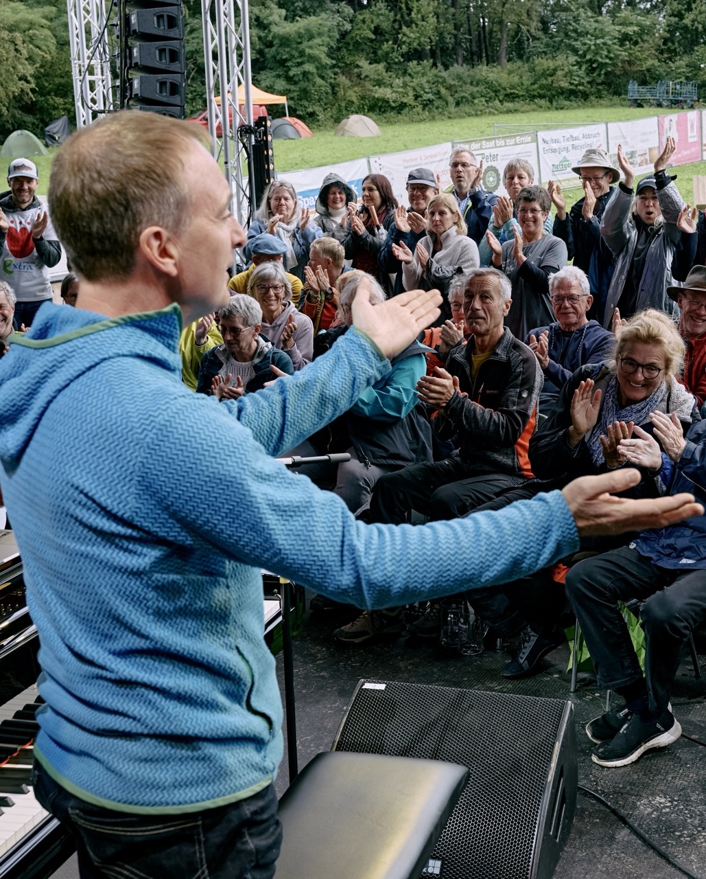 Patrick Bopp auf der Bühne beim Einhaldenfestival im letzten Jahr Blick ins Publikum