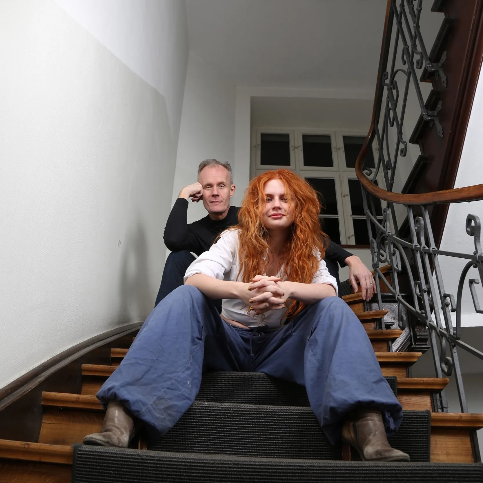 Toni leht ihren Kopf von hinten an Max´ Schulter und sieht in die Kamera, Max schaut aus dem Bild